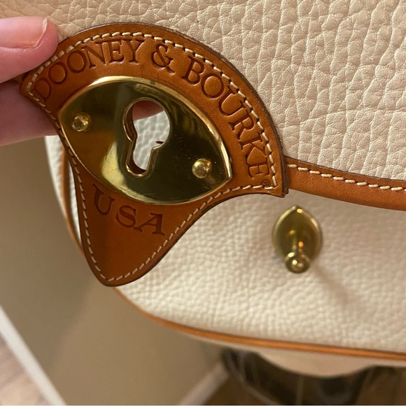 Vintage Dooney and Bourke shoulder/cross body bag in like new condition - Picture 4 of 8